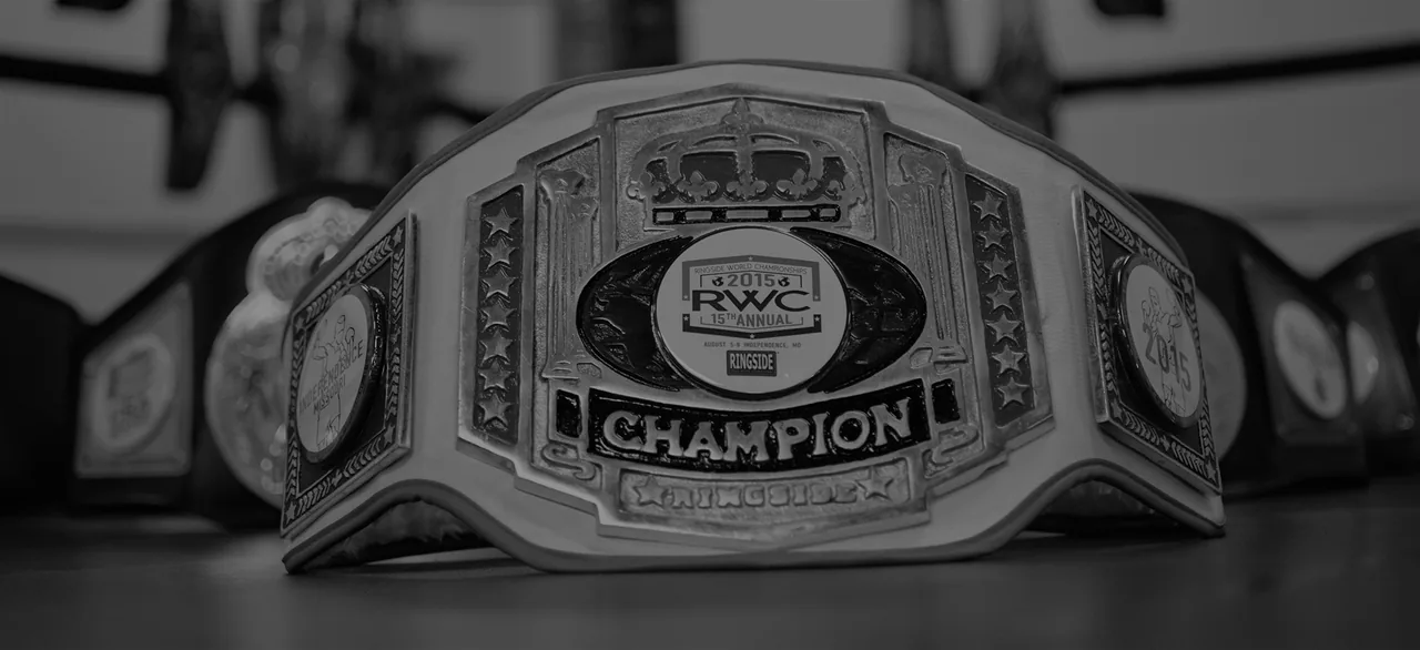 Cinturón del Ringside World Championships ganado por el equipo del gimnasio